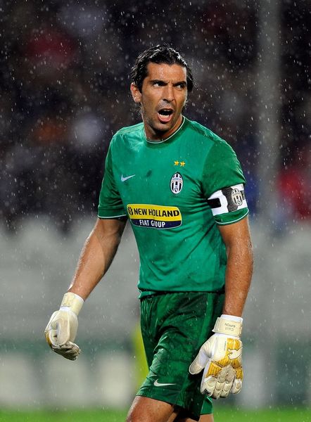 你是哪边的？本菲卡门将特鲁宾扑点后被队友阿劳若补射进球