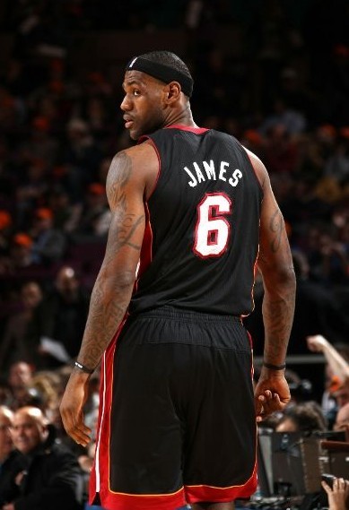 消息人士称，利物浦已开启谈判，有意以5000万英镑签下德甲顶级球员之一。（传利物浦启动谈判，拟斥资5000万英镑签下德甲顶级球星之一）