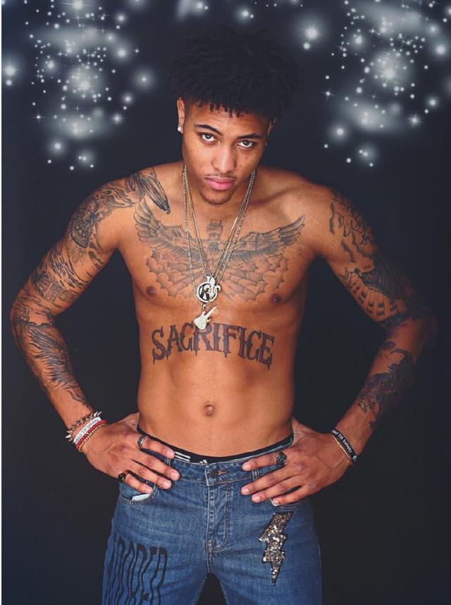 水晶宫与斯特拉斯堡赛前，维埃拉现身法国酒吧和球迷一起观战（水晶宫对阵斯特拉斯堡前，维埃拉现身法国酒吧陪球迷观赛）