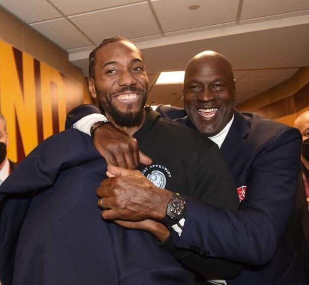 热议！韩国全能国脚遭中超多队哄抢，浙江在列，买断费100万美元（韩国全能国脚成中超香饽饽，浙江参与争夺，买断价100万美元）