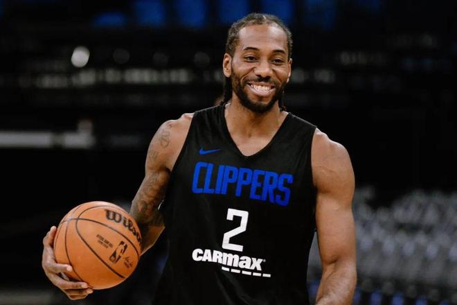 别把跑车当坦克！莱奥转型中锋，是补了短板却废了武功？（别拿跑车去撞坦克！莱奥改踢中锋，是扬长避短还是自废武功？）